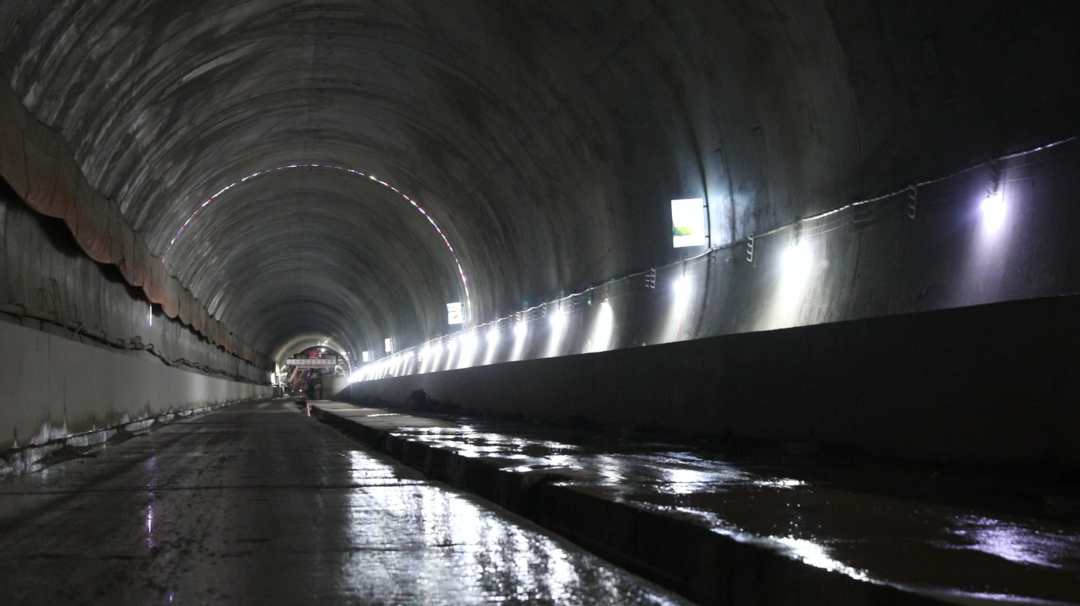 潍烟铁路2标莱州灵山隧道贯通全线最长