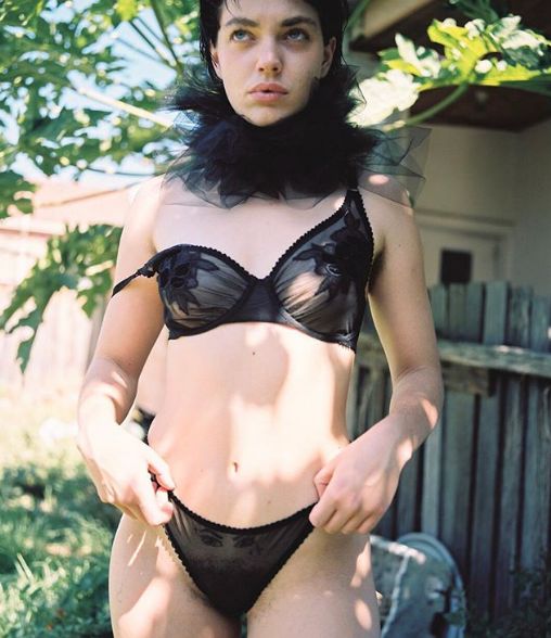 為什麼平胸的美麗這麼多人追捧？看這些品牌就知道了。