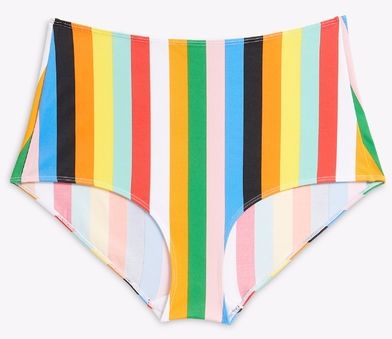 怎麼都拍不出 IG 上的泳裝美照？我看你是不會買泳衣！