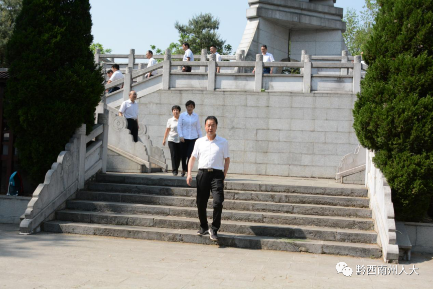 兴义烈士陵园32人烈士图片