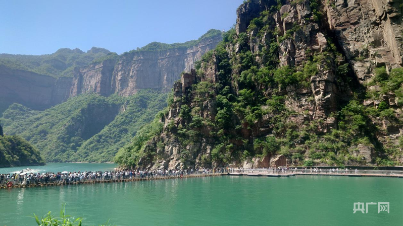 游客在宝泉旅游区大峡谷园区游览（央广网记者 夏莎 摄）