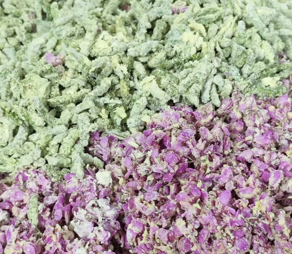 凉拌紫荆花（左）裹上面糊的紫荆花和柳絮（右）