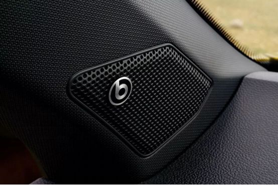 探歌搭载了年轻潮流的beats音响