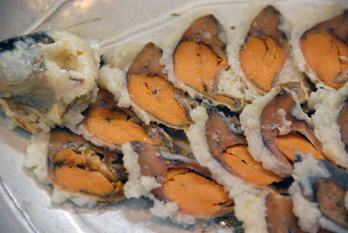 像石川县特产的芜菁鰤鱼寿司(かぶらずし),滋贺县的鲫鱼寿司,和歌山县