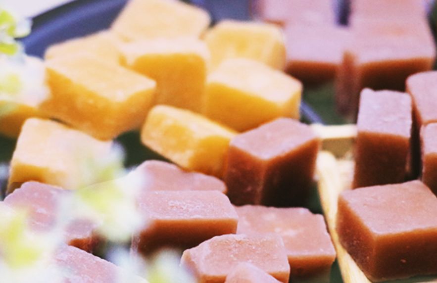 卖药糖的没有固定的吆喝词,一般会吆喝道:"诶~买