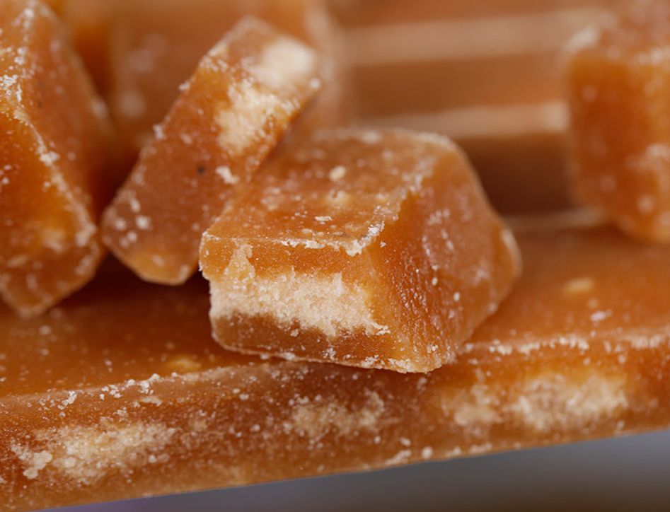 卖药糖的没有固定的吆喝词,一般会吆喝道:"诶~买