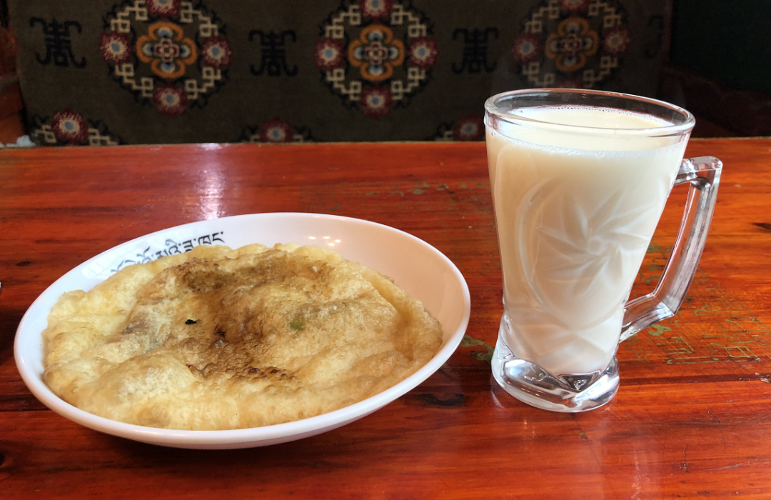 甜茶则是甜的,沁出牛奶和茶叶的甘醇.