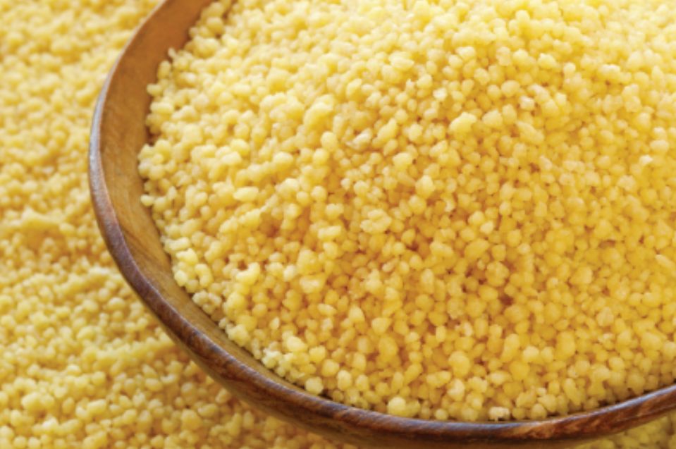 中世纪没有揉面机,杜兰小麦磨成的粗粒面粉十分坚韧,面团是壮汉们用