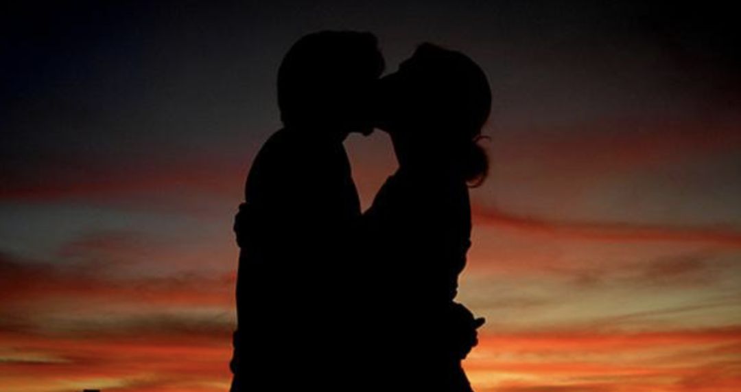 接诊医生曾浩检查后告诉他得了"梅毒".