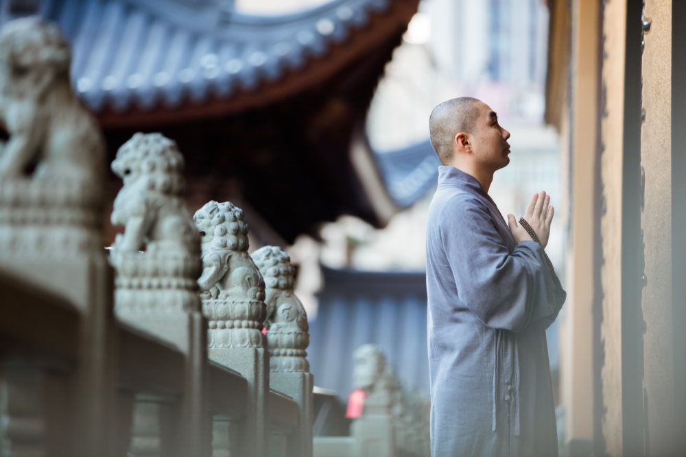 "和尚"专指德高望重的出家人.