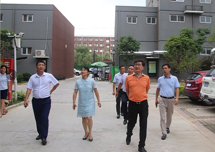 中國水務(wù)集團董事局主席段傳良 蒞臨周口銀龍水務(wù)有限公司察看指導(dǎo)工作