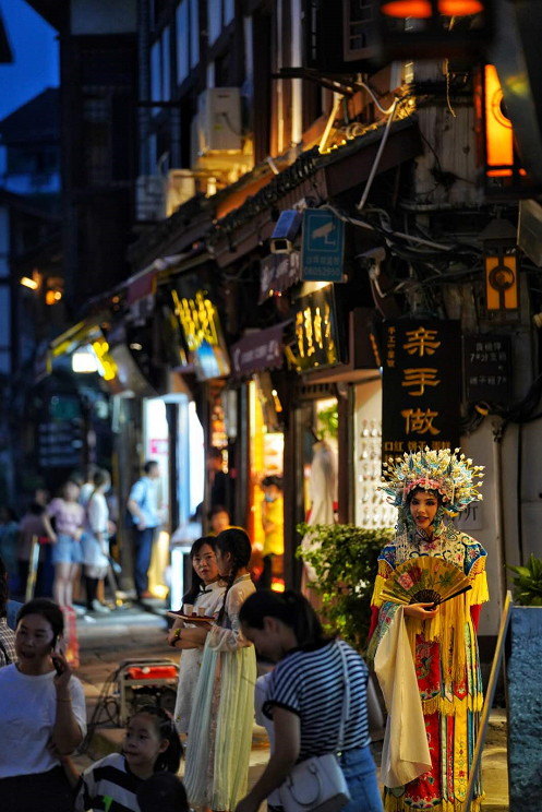 评选活动将以重庆中心城区及各区县的城市夜景,景区景点,历史人文老街