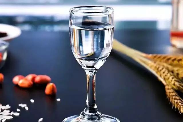 每天喝点白酒，这4个毛病没了