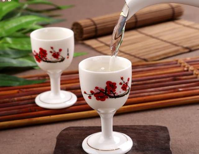 有情方饮酒，闲时便读书......