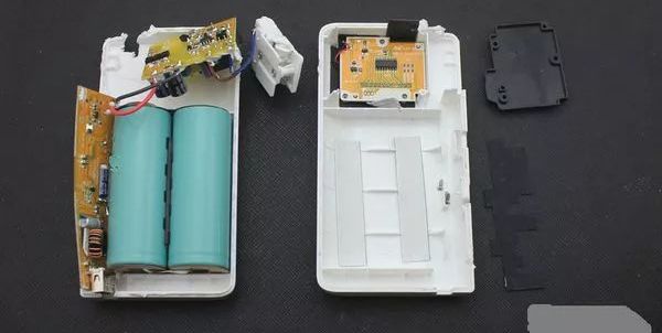 只有半個手機大的充電寶自帶液晶顯示器，能給蘋果5充6次電，足容不虛標！同時還能駕馭兩部手機！ 科技 第23張