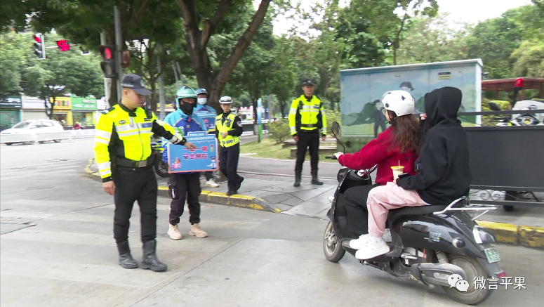 引導行人過馬路走人行橫道,勸導騎電動車要佩戴安全頭盔,加強市民們的