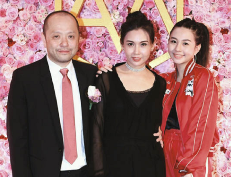 邱淑贞二女儿罕露面!素颜清纯可人长腿白皙反光,高颜值不输姐姐沈月.