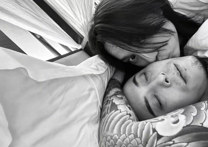 尹正醉酒后狂亲多位男友人，搂腰摸臀动作大胆，场面辣眼无法直视！