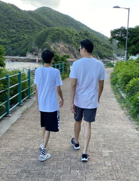 袁咏仪儿子正脸罕见曝光！长相帅气不输男团偶像，举手投足神似张智霖...（组图） - 11