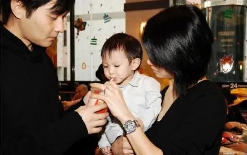 袁咏仪儿子正脸罕见曝光！长相帅气不输男团偶像，举手投足神似张智霖...（组图） - 9
