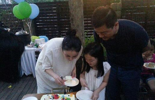 王菲女儿李嫣疑似恋爱，深夜发文被指大尺度，直言喜欢赤裸身体！