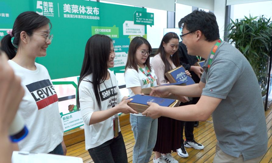 彩虹是什么意思啊_风雨彩虹铿锵玫瑰意思_彩虹大陆是彩虹岛手游吗