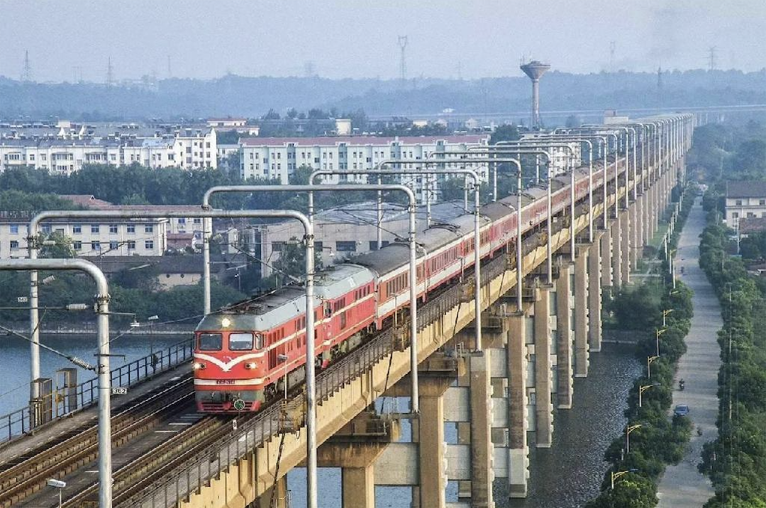 京九铁路是我国境内一条连接北京至香港的国铁Ⅰ级铁路,正线全长2315