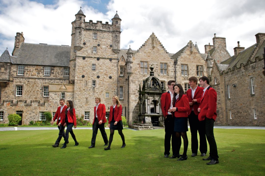 学费被哄抬至50万镑!今后的英国贵族学校,怕全都是中国人了