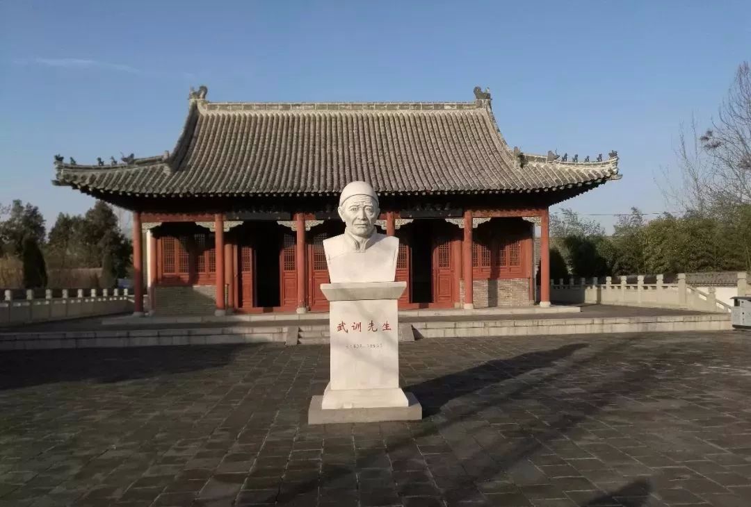 武训是中国近代群众办学的先驱者,享誉中外的贫民教育家,慈善家,行乞