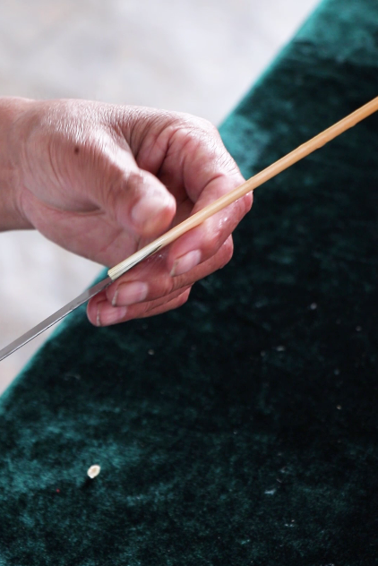 在色彩运用上以麦秆儿自然色为主调点缀少许明快色彩而富于变化配以红