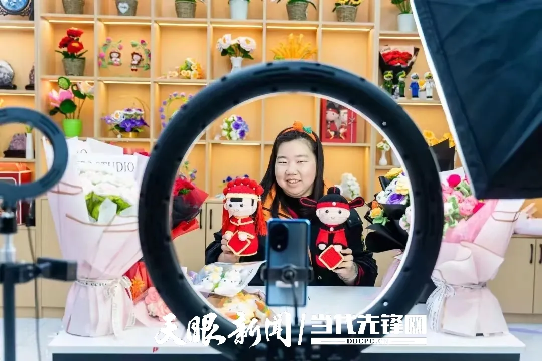 万山区旺家社区搬迁户许平：用指尖技艺织就“共富网”