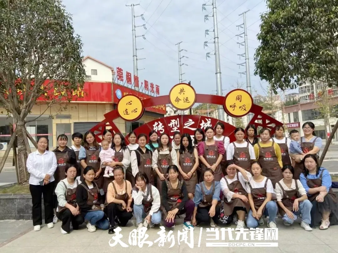 万山区旺家社区搬迁户许平：用指尖技艺织就“共富网”