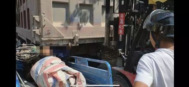 货车停靠路边 三轮车离奇“钻”进车肚男子殒命