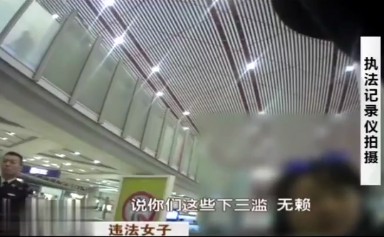 华人女子大闹中国海关 撒泼耍赖 丑态毕露 下三滥 我再也不回中国 求求你们别丢中国人的脸了好吗 每日精选微信公众号文章