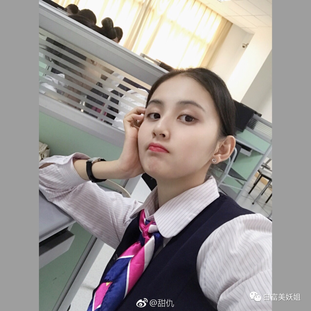 都说爱笑的女孩法令纹都不会太浅,甜仇就是那个爱笑和法令纹不会太浅