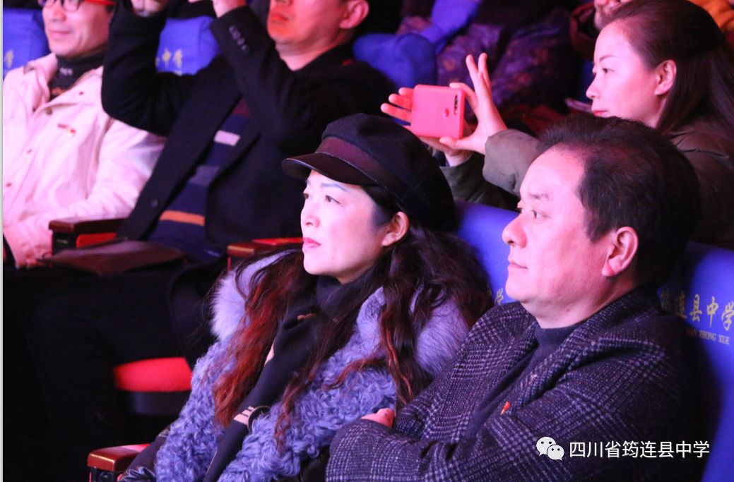 汉苗和谐一家亲 载歌载舞迎新年——筠连中学2020年“苗岭新年·元旦晚会”5.jpg