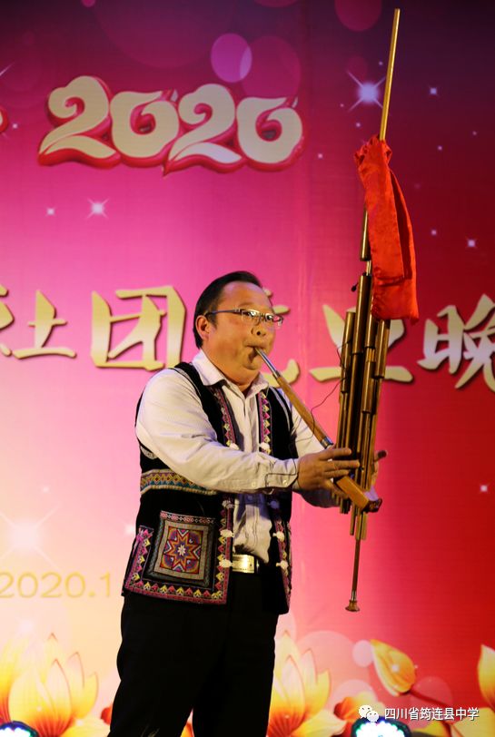 汉苗和谐一家亲 载歌载舞迎新年——筠连中学2020年“苗岭新年·元旦晚会”32.jpg