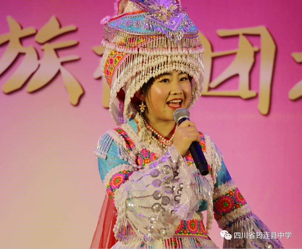 汉苗和谐一家亲 载歌载舞迎新年——筠连中学2020年“苗岭新年·元旦晚会”12.jpg