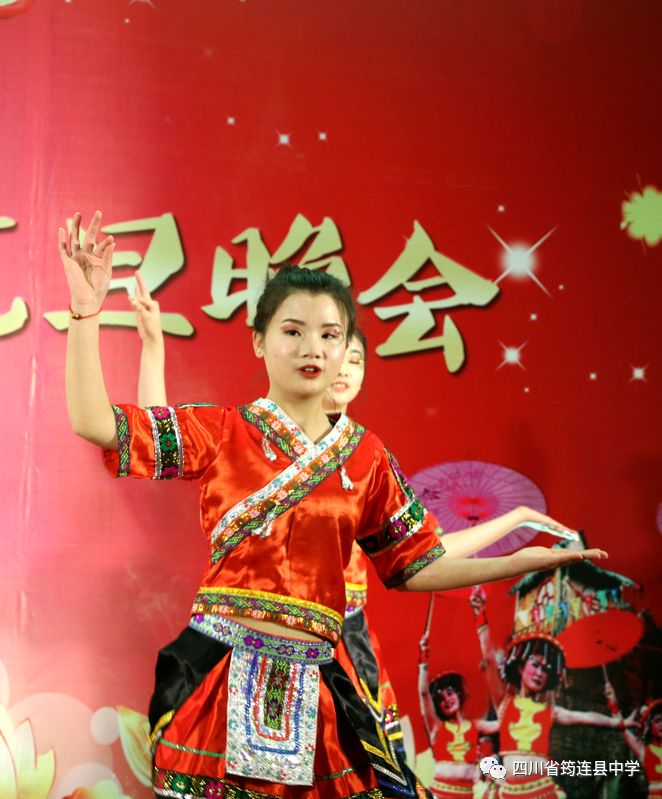 汉苗和谐一家亲 载歌载舞迎新年——筠连中学2020年“苗岭新年·元旦晚会”18.jpg
