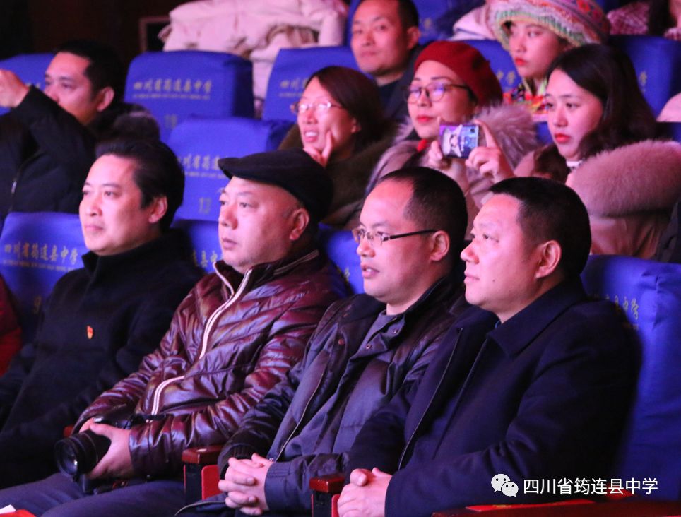 汉苗和谐一家亲 载歌载舞迎新年——筠连中学2020年“苗岭新年·元旦晚会”6.jpg