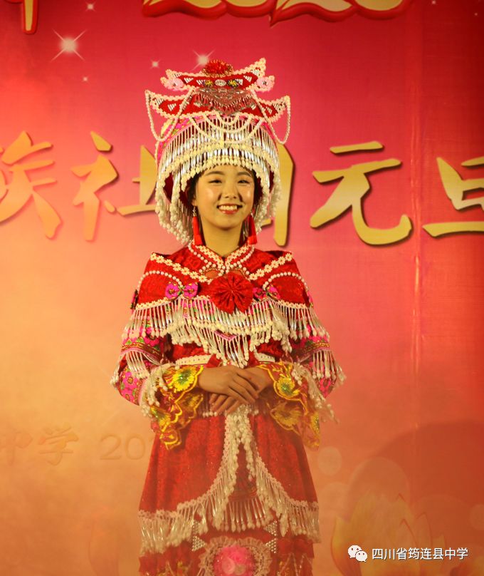 汉苗和谐一家亲 载歌载舞迎新年——筠连中学2020年“苗岭新年·元旦晚会”26.jpg