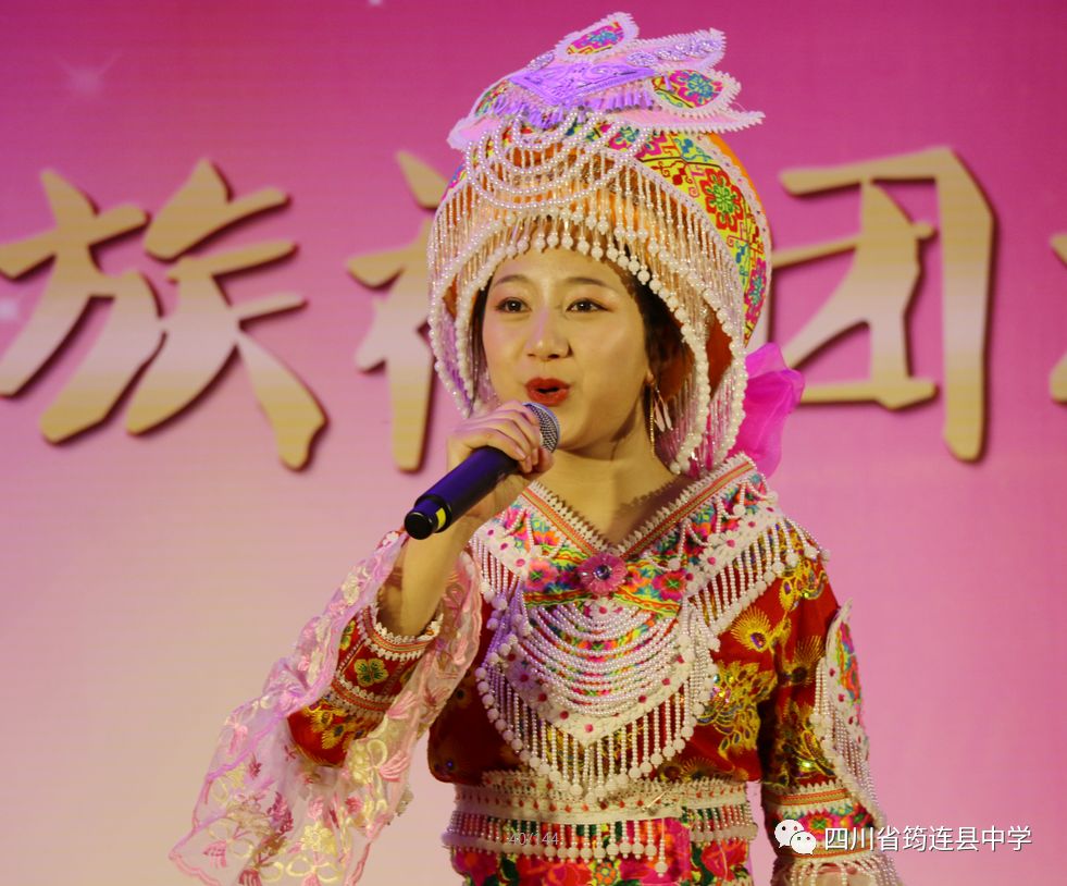 汉苗和谐一家亲 载歌载舞迎新年——筠连中学2020年“苗岭新年·元旦晚会”13.jpg