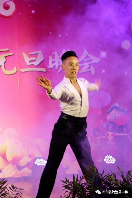 汉苗和谐一家亲 载歌载舞迎新年——筠连中学2020年“苗岭新年·元旦晚会”31.jpg