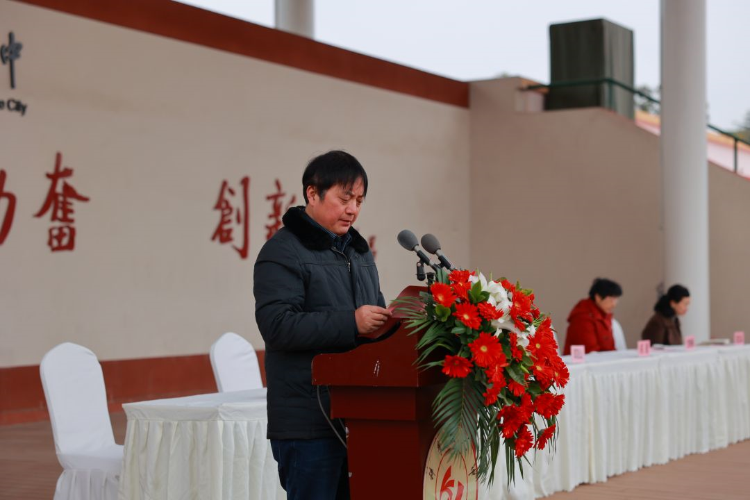 张坤均副校长宣读"学习标兵""进步之星"表彰名单沈艳春专家宣读优秀班