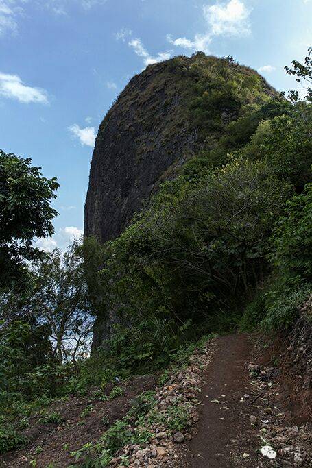 獨立絕頂,何等氣魄! 指點江山,哪來自信? 源遠西江,蜿蜒曲折向東流