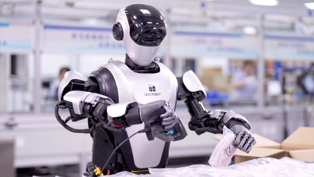 重磅！国内首款鸿蒙人形机器人亮相，自主生态开启智能产业新纪元