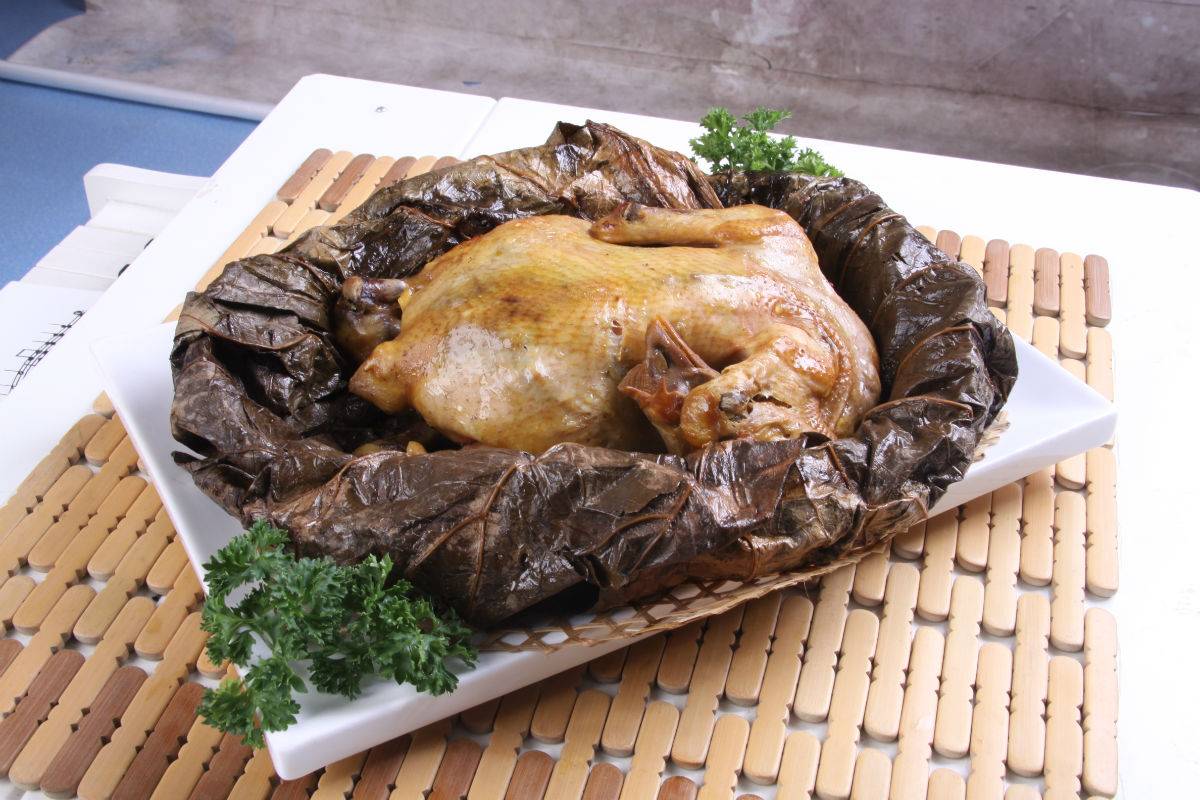 宋嫂鱼羹,龙井虾仁外,其实杭州人对鸡的烹饪也很有一套~ 童子叫花鸡