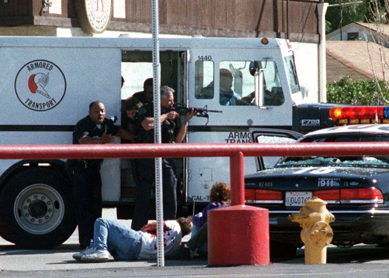 美国史上最强悍匪，2个人把三百LA警察逼得临时去枪店买枪（组图） - 32