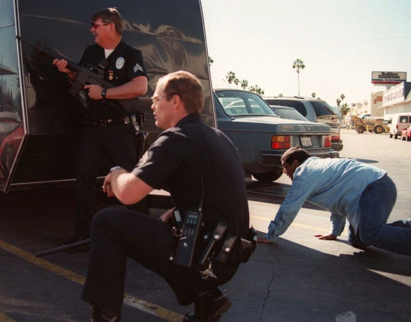 美国史上最强悍匪，2个人把三百LA警察逼得临时去枪店买枪（组图） - 31