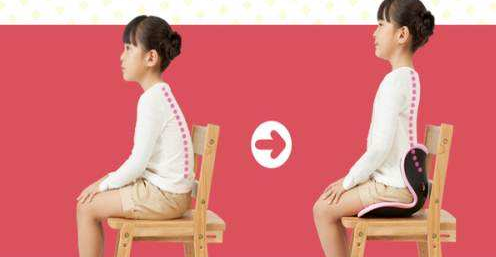 孩子坐姿不良，不仅影响体态、视力，还有注意力。